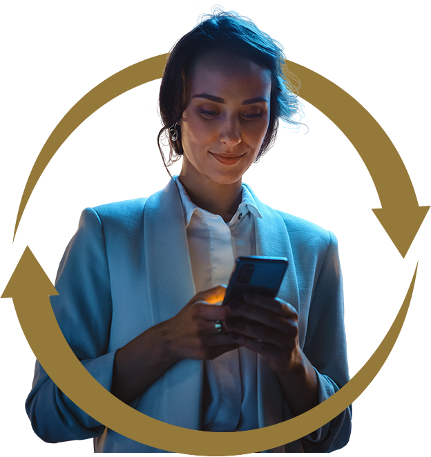 Usuária visualizando o app Protege Cash